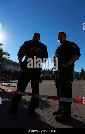 SEK-Einsatz in einem Kino in Viernheim in Hessen (160623) -- VIERNHEIM, 23. Juni 2016 -- Deutsche Polizei wacht über das Kino, in dem ein bewaffneter Mann das Feuer in Viernheim eröffnete, 23. Juni 2016. Ein bewaffneter Mann trat am Donnerstag in ein Kino in der südwestdeutschen Stadt Viernheim ein, feuerte dann in die Luft ab und startete einen Tränengasangriff, bei dem mindestens 25 Menschen verletzt wurden, laut lokalen TV-Berichten. Der Angreifer ist gestorben und das Motiv des Angriffs ist noch nicht bekannt, so die Berichte. ) GERMANY-VIERNHEIM-CINEMA-SHOOTING LuoxHuanhuan PUBLICATIONxNOTxINxCHN SEC Einsatz in einem Kino in Viernheim in Hessen 160623 VI Stockfoto