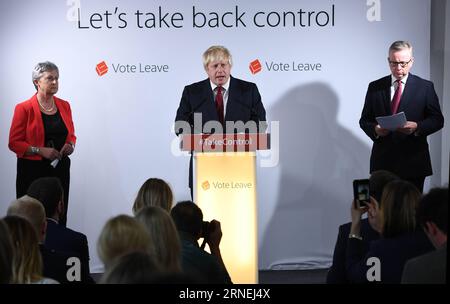 (160624) -- LONDON, 24. Juni 2016 () -- der ehemalige Londoner Bürgermeister und Wahlurlaubskämpfer Boris Johnson (C) spricht während einer Pressekonferenz in London, Großbritannien, 24. Juni 2016. Das Austrittslager hat das britische Brexit-Referendum am Freitagvormittag gewonnen, indem es fast 52 Prozent der Stimmzettel erhielt und das Land nach seiner 43-jährigen Mitgliedschaft aus der 28-köpfigen Europäischen Union (EU) herauszog. () GROSSBRITANNIEN-LONDON-BREXIT-BORIS JOHNSON Xinhua PUBLICATIONxNOTxINxCHN 160624 London 24. Juni 2016 der ehemalige Bürgermeister und WAHLURLAUBSKÄMPFER Boris Johnson C spricht während einer Pressekonferenz in London Großbritannien 24. Juni 2016 T Stockfoto