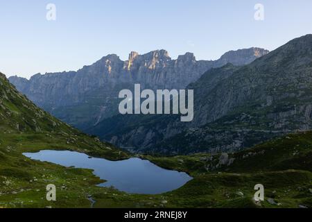 Fantastischer azurblauer Bergsee Champfer. Ungewöhnliche und malerische Szene. Lage berühmtes Resort Silvaplana Village. Stockfoto