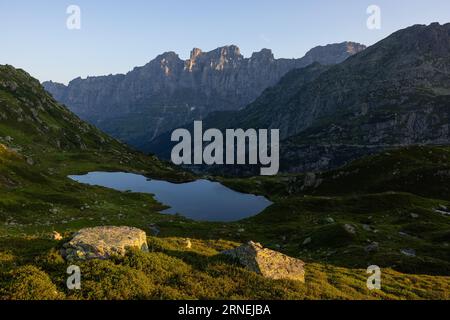 Fantastischer azurblauer Bergsee Champfer. Ungewöhnliche und malerische Szene. Lage berühmtes Resort Silvaplana Village. Stockfoto