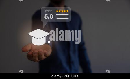 Graduierungskappe mit Erdkugel. Konzept des globalen Wirtschaftsstudiums, Auslandsausbildung, Schulanfang. Bildung in der globalen Welt, Auslandsstudium. Stockfoto