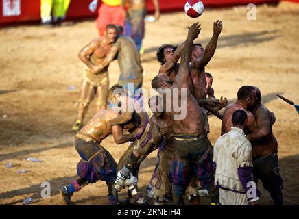 Florenz: Historisches Fußballspiel Calcio Fiorentino Spieler des Santo Spirito Bianchi und des La Santa Croce Azzuri kämpfen beim Finale des Calcio Fiorentino (historischer Fußball) auf dem Platz Santa Croce, Florenz, Mittelitalien, am 24. Juni 2016. Calcio Fiorentino, eine frühe Form des Fußballs aus dem 16. Jahrhundert, stammt aus dem antiken römischen Harpastum. In Teams von 27 Spielern mit Füßen und Händen erlaubt die Regel Taktiken wie Kopfstoß, Stechen, Ellbogen und Ersticken, verbietet jedoch das Saugen und Kicken auf den Kopf. Tore werden durch Werfen des Balls erzielt Stockfoto