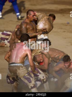 Florenz: Historisches Fußballspiel Calcio Fiorentino Spieler des Santo Spirito Bianchi und des La Santa Croce Azzuri kämpfen beim Finale des Calcio Fiorentino (historischer Fußball) auf dem Platz Santa Croce, Florenz, Mittelitalien, am 24. Juni 2016. Calcio Fiorentino, eine frühe Form des Fußballs aus dem 16. Jahrhundert, stammt aus dem antiken römischen Harpastum. In Teams von 27 Spielern mit Füßen und Händen erlaubt die Regel Taktiken wie Kopfstoß, Stechen, Ellbogen und Ersticken, verbietet jedoch das Saugen und Kicken auf den Kopf. Tore werden durch Werfen des Balls erzielt Stockfoto