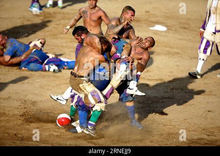 Florenz: Historisches Fußballspiel Calcio Fiorentino Spieler des Santo Spirito Bianchi und des La Santa Croce Azzuri kämpfen beim Finale des Calcio Fiorentino (historischer Fußball) auf dem Platz Santa Croce, Florenz, Mittelitalien, am 24. Juni 2016. Calcio Fiorentino, eine frühe Form des Fußballs aus dem 16. Jahrhundert, stammt aus dem antiken römischen Harpastum. In Teams von 27 Spielern mit Füßen und Händen erlaubt die Regel Taktiken wie Kopfstoß, Stechen, Ellbogen und Ersticken, verbietet jedoch das Saugen und Kicken auf den Kopf. Tore werden durch Werfen des Balls erzielt Stockfoto