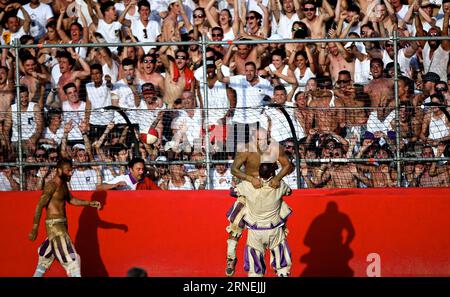 Florenz: Historisches Fußballspiel Calcio Fiorentino Spieler des Santo Spirito Bianchi feiern, nachdem sie im Finale des Calcio Fiorentino (historischer Fußball) auf dem Platz Santa Croce, Florenz, Mittelitalien, am 24. Juni 2016 gegen die La Santa Croce Azzuri geschossen haben. Calcio Fiorentino, eine frühe Form des Fußballs aus dem 16. Jahrhundert, stammt aus dem antiken römischen Harpastum. In Teams von 27 Spielern mit Füßen und Händen erlaubt die Regel Taktiken wie Kopfstoß, Stechen, Ellbogen und Ersticken, verbietet jedoch das Saugen und Kicken auf den Kopf. Die Tore werden durch den BA erzielt Stockfoto