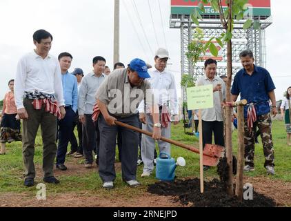 (160625) -- VIENTIANE, 25. Juni 2016 -- Laos Präsident Bounnhang Vorachit (2. L, vorn) pflanzt einen Baum während eines relativen Ereignisses des Aufbaus von Vientiane als grüne Modellstadt in Vientiane, Laos, 25. Juni 2016. ) LAOS-VIENTIANE-POLITICS-ENVIRONMENT LiuxAilun PUBLICATIONxNOTxINxCHN 160625 Vientiane Juni 25 2016 LAO-Präsident Bounnhang Vorachit 2nd l Front pflanzt einen Baum während eines relativen Ereignisses des Aufbaus von Vientiane als grüne Modellstadt in Vientiane Laos Juni 25 2016 Laos Vientiane POLITIK Umwelt LiuxAilun PUBLICATIONxCHTxN Stockfoto