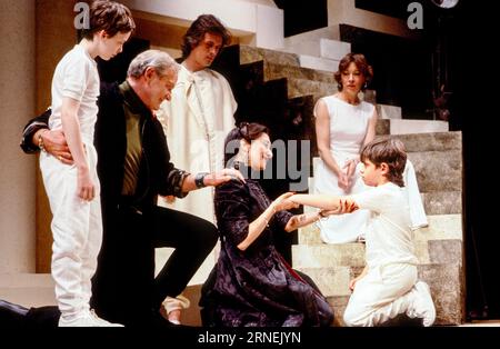 Julian Glover (Jason), Madhur Jaffrey (Medea) mit ihren Söhnen und Philip Bretherton (Tutor), Lynn Farleigh (Chorus) in MEDEA von Euripides am Lyric Theatre Hammersmith, London W6 30/05/1986 Übersetzung: Philip Vellacott Bühnenbild: Jane Martin Kostüme: Iona McLeish Lighting: Nick Chelton Regie: Mary McMurray Stockfoto