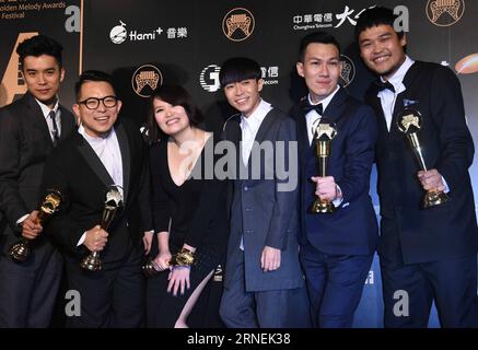 (160626) -- TAIPEI, 25. Juni 2016 -- Mitglieder der Band Sodagreen posieren mit den Auszeichnungen während der Preisverleihung des 27. Golden Melody Awards in Taipei, Südostchinas Taiwan, 25. Juni 2016. Sodagreen erhielt fünf Auszeichnungen, darunter das beste Mandarin-Album. (wyo) CHINA-TAIPEI-GOLDEN MELODY AWARDS (CN) Photomall PUBLICATIONxNOTxINxCHN 160626 Taipei Juni 25 2016 Mitglieder der Tie Sodagreen posieren mit den Awards während der Preisverleihung der 27. Golden MELODY Awards in TAIPEI Südostchina S TAIWAN Juni 25 2016 Sodagreen hat fünf Awards, darunter das beste Mandarin-Album wyo China Stockfoto