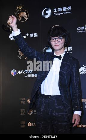 (160626) -- TAIPEI, 25. Juni 2016 -- Singer Eli Hsieh posiert mit dem Preis für den besten Newcomer während der Preisverleihung des 27. Golden Melody Awards in Taipei, Südostchinas Taiwan, 25. Juni 2016. (wyo) CHINA-TAIPEI-GOLDEN MELODY AWARDS (CN) Photomall PUBLICATIONxNOTxINxCHN 160626 Taipei Juni 25 2016 Singer Eli Hsieh posiert mit dem Award for Best Newcomers während der Verleihung der 27. Golden MELODY Awards in Taipei Südostchina S TAIWAN Juni 25 2016 wyo China Taipei Golden MELODY Awards CN Photomall PUBLICATIONxNOTxINxCHN Stockfoto