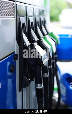 Nahaufnahme der Tankstelle mit Füllpistolen Stockfoto