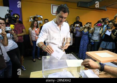 Bilder des Tages Parlamentswahlen in Spanien - Stimmabgabe von Albert Rivera (160626) -- BARCELONA, 26. Juni 2016 -- Albert Rivera, der Führer der Mitte-Rechts-Partei, stimmt am 26. Juni 2016 in einem Wahllokal in L Hospitalet de Llobregat, Spanien, ab. Die Abstimmung begann um 9.00 Uhr Ortszeit bei der zweiten Parlamentswahl in Spanien in sechs Monaten. ) SPANIEN-BARCELONA-ALLGEMEINE WAHLEN PauxBarrena PUBLICATIONxNOTxINxCHN Bilder der Tag Parlamentswahlen in Spanien Stimmen von Albert Rivera 160626 Barcelona Juni 26 2016 Albert Rivera der Führer der Mitte-Rechts-Partei Bürger gibt seine STIMME A ab Stockfoto