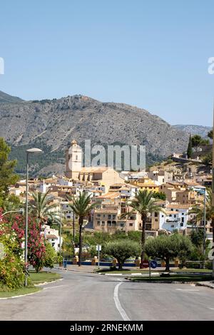 Panoramablick auf das wunderschöne spanische mediterrane Dorf Polop Stockfoto