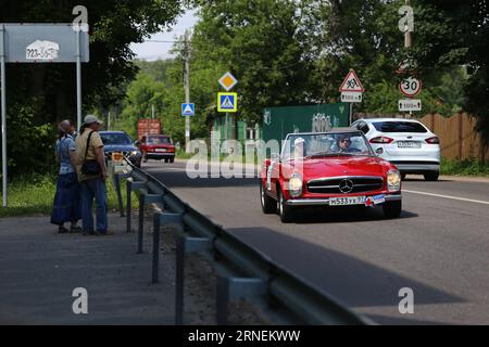 Am 26. Juni 2016 fährt ein Auto zum Ausgangspunkt des Bosch Moskau Klassik Rallye-Rennens in Moskau, der Hauptstadt Russlands. Am Sonntag startete in Moskau ein Oldtimer-Rennen mit dem Namen Bosch Moskau Klassik. Es zog Hunderte von Oldtimern von 1910 bis 1980 an, darunter Autos verschiedener Marken aus Deutschland, Italien, den Vereinigten Staaten und Russland. ) RUSSLAND-MOSKAU-OLD CARS-RACING EvgenyxSinitsyn PUBLICATIONxNOTxINxCHN ein Auto WIRD während Bosch Moskau Classical Rallye Racing in Moskau Hauptstadt Russlands AM 26 2016. Juni ein Classic Car Racing namens Bosch Moscow Classical gefahren Stockfoto