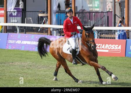 Mailand, Italien. September 2023. Reitsport: Europameisterschaft, Springreiten, 3. Wettbewerb, 2. Runde Nationenpokal (Einzelperson und Team). Der Springreiter Philipp Weishaupt reitet Zineday. Quelle: Friso Gentsch/dpa/Alamy Live News Stockfoto