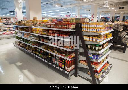 Das Foto vom 25. Juni 2016 zeigt asiatische Gerichte im Coles Supermarkt in Sydney, Australien. Australische Produkte in China sind zwar für ihre Sauberkeit und Gründlichkeit bekannt, aber immer mehr chinesische Unternehmen versuchen ihr Glück auf dem australischen Markt. ) AUSTRALIEN-SYDNEY-CHINESISCHE MARKEN ZhuxHongye PUBLICATIONxNOTxINxCHN Foto aufgenommen AM Juni 25 2016 zeigt Asian Food Section IM Coles Supermarkt in Sydney Australien während australische Produkte in China bekannt sind für ihre Sauberkeit und Gründlichkeit eine wachsende Anzahl chinesischer Unternehmen geht nach unten, um ihr Glück in der zu versuchen Stockfoto