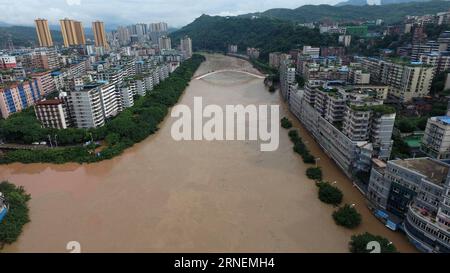 Überschwemmungen in China Überschwemmungen im Südwesten Chinas (160628) -- CHONGQING, 28. Juni 2016 -- Foto vom 28. Juni 2016 zeigt den Hochwassergipfel, der den Qijiang-Bezirk von Chongqing im Südwesten Chinas passiert. Sintflutartige Regenfälle trafen den Bezirk Qijiang von Montag auf Dienstag in der Nacht auf Mittag, was zu einem Wassersprung auf 224,7 Meter führte, zwei Meter höher als das Sicherheitsniveau. ) (wyl/wjq) CHINA-CHONGQING-FLOODING (CN) TangxYi PUBLICATIONxNOTxINxCHN Flooding in China Flooding in South West China 160628 Chongqing Juni 28 2016 Foto aufgenommen AM Juni 28 2016 zeigt Flood Peak vorbei an der Qijiang-Halbinsel Stockfoto