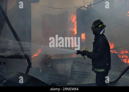 (160628) -- QUEZON CITY, 28. Juni 2016 -- Ein Feuerwehrmann versucht, Ein Feuer in einem Slum-Gebiet in Quezon City, Philippinen, zu löschen, 28. Juni 2016. Laut dem philippinischen Bureau of Fire (BFP) wurden mehr als 300 Shanties im Feuer zerstört und 600 Familien obdachlos gemacht. PHILIPPINEN-QUEZON CITY-SLUM AREA-FIRE RouellexUmali PUBLICATIONxNOTxINxCHN 160628 Quezon City Juni 28 2016 ein Fire Fighter versucht, ein Feuer IN einem Slum-Gebiet in Quezon City zu löschen die Philippinen Juni 28 2016 mehr als 300 Shanties wurden im Feuer zerstört und verließen 600 Familien zu Hause nach Angaben des philippinischen Büros von Feuer BFP Stockfoto