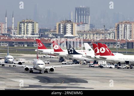 (160628) -- ISTANBUL, 28. Juni 2016 -- Dateifoto vom 1. Februar 2016 zeigt den Flughafen Atatürk in Istanbul, Türkei. Am Dienstagabend trafen zwei Explosionen auf den Flughafen Atatürk in Istanbul, wobei Schüsse zu hören waren und Verletzungen gemeldet wurden, sagte CNNTurk. TÜRKEI-ISTANBUL-FLUGHAFEN-EXPLOSIONEN Cihan PUBLICATIONxNOTxINxCHN 160628 Istanbul Juni 28 2016 Datei Foto aufgenommen AM 1. Februar 2016 zeigt den Flughafen ATATÜRK in Istanbul Türkei zwei Explosionen trafen den Flughafen ATATÜRK in Istanbul AM Dienstagabend mit Gewehrfeuer und Verletzungen berichtet Türkei Flughafen Explosionen Cihan PUBLICATIONxNOTxINxCHN Stockfoto