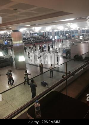 Türkei: Explosionen und Schüsse am Flughafen in Istanbul (160628) -- ISTANBUL, 28. Juni 2016 -- Foto von einem Mobilgerät am 28. Juni 2016 zeigt das Terminal-Gebäude des Flughafens Atatürk in Istanbul, Türkei. Mindestens 28 Menschen wurden bei zwei Explosionen getötet und 69 weitere verletzt, die am Dienstagabend den Flughafen Atatürk in Istanbul trafen, wodurch die Aussetzung aller Flüge erzwungen wurde. ) TÜRKEI-ISTANBUL-FLUGHAFEN-EXPLOSIONEN JixQing PUBLICATIONxNOTxINxCHN Türkei Explosionen und Schüsse am Flughafen in Istanbul 160628 Istanbul Juni 28 2016 Foto von einem Mobilgerät AM 28 2016. Juni zeigt die ATATÜRK Airpo Stockfoto