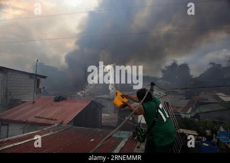 (160628) -- QUEZON CITY, 28. Juni 2016 -- Ein Bewohner versucht, Ein Feuer in einem Slum-Gebiet in Quezon City, Philippinen, am 28. Juni 2016 auszulöschen. Laut dem philippinischen Bureau of Fire (BFP) wurden mehr als 300 Shanties im Feuer zerstört und 600 Familien obdachlos gemacht. PHILIPPINEN-QUEZON CITY-SLUM AREA-FIRE RouellexUmali PUBLICATIONxNOTxINxCHN 160628 Quezon City Juni 28 2016 ein Bewohner versucht, ein Feuer IN einem Slum-Gebiet in Quezon City auszulöschen die Philippinen Juni 28 2016 mehr als 300 Shanties wurden im Feuer zerstört und ließen 600 Familien zu Hause Feuer BFP Philipp Stockfoto