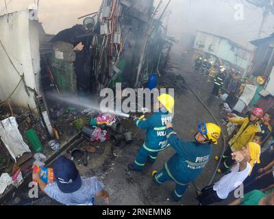 (160628) -- QUEZON CITY, 28. Juni 2016 -- Feuerwehrleute versuchen, ein Feuer in einem Slum-Gebiet in Quezon City, Philippinen, zu löschen, 28. Juni 2016. Laut dem philippinischen Bureau of Fire (BFP) wurden mehr als 300 Shanties im Feuer zerstört und 600 Familien obdachlos gemacht. PHILIPPINEN-QUEZON CITY-SLUM AREA-FIRE RouellexUmali PUBLICATIONxNOTxINxCHN 160628 Quezon City Juni 28 2016 Feuerwehrleute versuchen, ein Feuer IN einem Slum-Gebiet in Quezon City auszulöschen die Philippinen Juni 28 2016 mehr als 300 Shanties wurden im Feuer zerstört und verließen 600 Familien zu Hause nach Angaben des philippinischen Bureau of Fire BFP Philipp Stockfoto