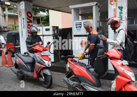 Colombo, Sri Lanka. September 2023. Ein Arbeiter füllt ein Motorrad an einer Tankstelle in Colombo, Sri Lanka, 1. September 2023. Sri Lanka hat am Freitag das QR-Quotensystem für den Brennstoffverkauf abgeschafft, da das Land über ausreichende Devisen und Vorräte verfügt, um eine unterbrechungsfreie Versorgung auf dem Einzelhandelsmarkt zu gewährleisten, sagte ein Minister am Freitag. Quelle: Gayan Sameera/Xinhua/Alamy Live News Stockfoto