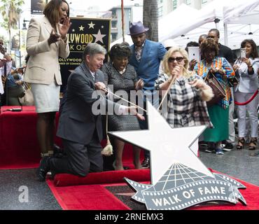 (160628) -- LOS ANGELES, 28. Juni 2016 -- Gospel-Sängerin Shirley Caesar steht(C) auf ihrem Hollywood Walk of Fame-Star in Hollywood, USA am 28. Juni 2016. Shirley Caesar wurde mit dem 2,583. Stern in der Kategorie Recording ausgezeichnet. U.S.-HOLLYWOOD-WALK OF FAME-SHIRLEY CAESAR YangxLei PUBLICATIONxNOTxINxCHN 160628 Los Angeles Juni 28 2016 Gospel-Sängerin Shirley Caesar steht C AUF ihrem Hollywood Walk of Fame Star in Hollywood den Vereinigten Staaten AM 28 2016. Juni Shirley Caesar, was der Empfänger des 2 583. Sterns in der Kategorie der Aufnahme U s Hollywood Walk of Fame Shirley CA Stockfoto