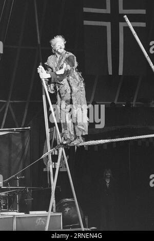 22.-4.-1974: Junior bei LineElephant Tamer Arild Arnardo – jetzt auch als Clown. Er hat die Nummer des weltberühmten „Linon“ mit großem Geschick übernommen. Foto: Ivar Aaserud / aktuell / NTB ***FOTO NICHT VERARBEITET*** dieser Text wurde automatisch übersetzt! Stockfoto