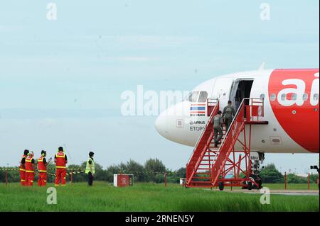 (160629) -- BANGKOK, 29. Juni 2016 -- Techniker der Sprengstoffabwehr (EOD) betreten ein Passagierflugzeug des Typs Airbus-320, das während einer Notfallübung am Flughafen Don Mueang in Bangkok, Thailand, am 29. Juni 2016 unter Bombengefahr steht. ) (Zjy) THAILAND-BANGKOK-AIRCRAFT-EMERGENCY-DRILL RachenxSageamsak PUBLICATIONxNOTxINxCHN 160629 Bangkok Juni 29 2016 explosive Ordnance Disposal EOD Techniker Betreten Sie Airbus 320 Passagierflugzeug unter BOMBENDROHUNG während der NOTFALLÜBUNG Held AM Don Mueang Flughafen in Bangkok Thai Land Juni 29 2016 zjy Thai Land Bangkok Aircraft EMERGENCY Drill RachenxSageams Stockfoto