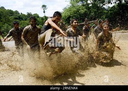 (160630) -- LALITPUR, 29. Juni 2016 -- Menschen spielen mit Schlamm während des Asar Pandhra Festivals in Lalitpur, Nepal, 29. Juni 2016. Das Festival, das auf Asar 15 des nepalesischen Kalenders fällt, ist mit Musik, Tanz und Schlamm während der Reistransplantation gekennzeichnet. ) NEPAL-LALITPUR-ASAR PANDHRA FESTIVAL PratapxThapa PUBLICATIONxNOTxINxCHN 160630 Lalitpur Juni 29 2016 Prominente Spielen mit Schlamm während des Asar Festivals in LALITPUR Nepal Juni 29 2016 das Festival, das AUF Asar 15 des Nepalesischen Kalenders fällt, IST mit Musik Tanz und Spielen mit Schlamm während der Reisverpflanzung Nepal Lal gekennzeichnet Stockfoto