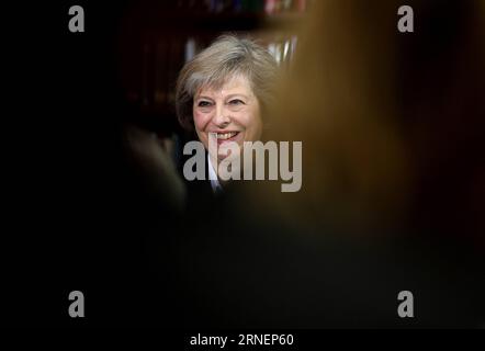 (160630) -- LONDON, 30. Juni 2016 () -- Innenministerin Theresa May startet ihre Führungskampagne in London, Großbritannien, am 30. Juni 2016. Fünf Kandidaten tauchten am Donnerstag im Rennen auf, um der nächste Premierminister Großbritanniens zu werden, nachdem David Cameron entschieden hatte, aufzuhören. () (zjy) GROSSBRITANNIEN-LONDON-THERESA MAY Xinhua PUBLICATIONxNOTxINxCHN 160630 London Juni 30 2016 Innenministerin Theresa May startet ihre Leadership Campaign in London Großbritannien Juni 30 2016 fünf Kandidaten tauchten am Donnerstag im Rennen auf, die nächsten Premierminister Großbritanniens zu werden, nachdem David Cameron S den Beschluss gefasst hatte, zjy Britain zu verlassen Stockfoto