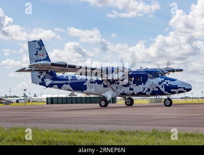 Ein de Havilland Canada DHC-6 Twin Otter-Flugzeug bereitet sich darauf vor, das Royal International Air Tattoo 2023 zu verlassen Stockfoto