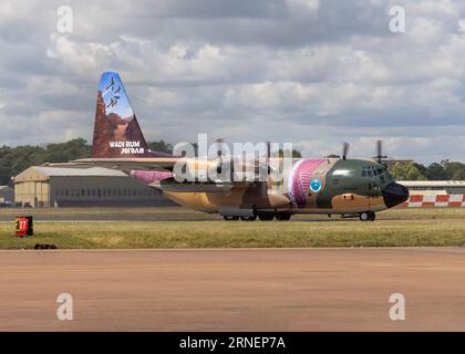 Ein jordanisches Lockheed Hercules C-130H-Transportflugzeug bereitet sich darauf vor, das Royal International Air Tattoo 2023 zu verlassen Stockfoto