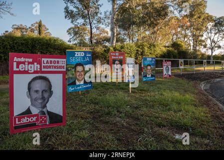 Parlamentswahl in Australien (160701) -- CANBERRA, 1. Juli 2016 -- Foto aufgenommen am 1. Juli 2016 zeigt Wahlkampfplakate von Kandidaten in Canberra, Australien. Die Australier werden am 2. Juli 2016 zu den Bundestagswahlen gehen. Alle 150 Sitze des Repräsentantenhauses und 76 Sitze des Senators werden beschlossen. ) AUSTRALIEN-CANBERRA-WAHLVORBEREITUNG JustinxQian PUBLICATIONxNOTxINxCHN Parlamentswahl in Australien 160701 Canberra 1. Juli 2016 Foto aufgenommen AM 1. Juli 2016 zeigt Kampagnenplakate von Kandidaten in Canberra Australien Australier werden AM 2. Juli 2016 für die F zur Wahl gehen Stockfoto