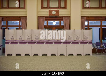 Parlamentswahl in Australien (160701) -- CANBERRA, 1. Juli 2016 -- Foto aufgenommen am 1. Juli 2016 zeigt einen Wahlstand für den nächsten Tag im Old Parliament House, einer der Wahllokale in Canberra, Australien. Die Australier werden am 2. Juli 2016 zu den Bundestagswahlen gehen. Alle 150 Sitze des Repräsentantenhauses und 76 Sitze des Senators werden beschlossen. ) AUSTRALIEN-CANBERRA-WAHLVORBEREITUNG JustinxQian PUBLICATIONxNOTxINxCHN Parlamentswahl in Australien 160701 Canberra 1. Juli 2016 Foto aufgenommen AM 1. Juli 2016 zeigt einen Wahlstand für die nächste S-Umfrage Stockfoto