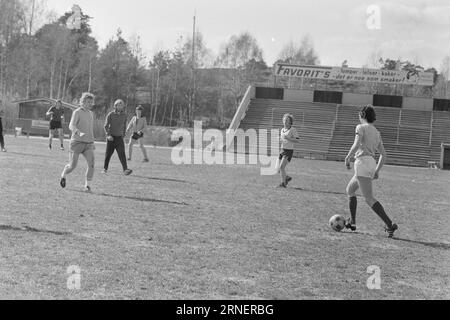 Aktuell 19 - 1974: Jetzt will er Profi werden Tom Lund hat im vergangenen Jahr lukrative Angebote abgelehnt. In diesem Jahr ist er jedoch mehr darauf bedacht, ein Profi zu werden, und er glaubt nicht, dass er seine Chancen vertan hat. Aber zuerst will er sehen, wie Lillestrøm in der 2. Division zurechtkommen kann. Foto: Sverre A. Børretzen / Arve Torkelsen / aktuell / NTB ***FOTO NICHT VERARBEITETES BILD*** dieser Text wurde automatisch übersetzt! Stockfoto