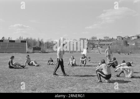 Aktuell 19 - 1974: Jetzt will er Profi werden Tom Lund hat im vergangenen Jahr lukrative Angebote abgelehnt. In diesem Jahr ist er jedoch mehr darauf bedacht, ein Profi zu werden, und er glaubt nicht, dass er seine Chancen vertan hat. Aber zuerst will er sehen, wie Lillestrøm in der 2. Division zurechtkommen kann. Foto: Sverre A. Børretzen / Arve Torkelsen / aktuell / NTB ***FOTO NICHT VERARBEITETES BILD*** dieser Text wurde automatisch übersetzt! Stockfoto