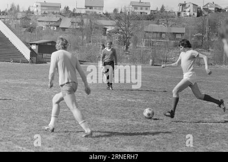 Aktuell 19 - 1974: Jetzt will er Profi werden Tom Lund hat im vergangenen Jahr lukrative Angebote abgelehnt. In diesem Jahr ist er jedoch mehr darauf bedacht, ein Profi zu werden, und er glaubt nicht, dass er seine Chancen vertan hat. Aber zuerst will er sehen, wie Lillestrøm in der 2. Division zurechtkommen kann. Foto: Sverre A. Børretzen / Arve Torkelsen / aktuell / NTB ***FOTO NICHT VERARBEITETES BILD*** dieser Text wurde automatisch übersetzt! Stockfoto