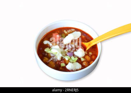 Chola Chaat eine nordindische Delikatesse aus Kichererbsen, gekrönt mit Tomaten, Zwiebeln, Gurken und Quark Stockfoto