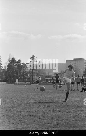 Aktuell 19 - 1974: Jetzt will er Profi werden Tom Lund hat im vergangenen Jahr lukrative Angebote abgelehnt. In diesem Jahr ist er jedoch mehr darauf bedacht, ein Profi zu werden, und er glaubt nicht, dass er seine Chancen vertan hat. Aber zuerst will er sehen, wie Lillestrøm in der 2. Division zurechtkommen kann. Foto: Sverre A. Børretzen / Arve Torkelsen / aktuell / NTB ***FOTO NICHT VERARBEITETES BILD*** dieser Text wurde automatisch übersetzt! Stockfoto