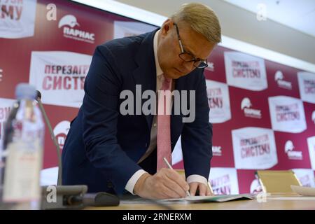 (160703) -- MOSKAU, 2. Juli 2016 -- der Vorsitzende der Volksfreiheitspartei (PARNAS) und der ehemalige Premierminister Michail Kasjanow reagieren während des PARNAS-Vorwahlkongresses in Moskau, Russland, am 2. Juli 2016. Die neue Staatsduma wird am 18. September gewählt. ) RUSSLAND-MOSKAU-POLITIK-DUMA-WAHLEN PavelxBednyakov PUBLICATIONxNOTxINxCHN 160703 Moskau 2. Juli 2016 Vorsitzender der Prominenten S Freedom Party Parnas und ehemalige Premierminister Michail Kasyanov reagiert während des Parnas-VORWAHLKONGRESSES in Moskau Russland AM 2. Juli 2016 die neue STAATSDUMA wird AM 18. September gewählt Russland POLIT Moskau Stockfoto