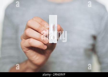 Negativer Home-Coronavirus-Schnelltest zeigt gesunde und tatsächlich keine Infektion Stockfoto