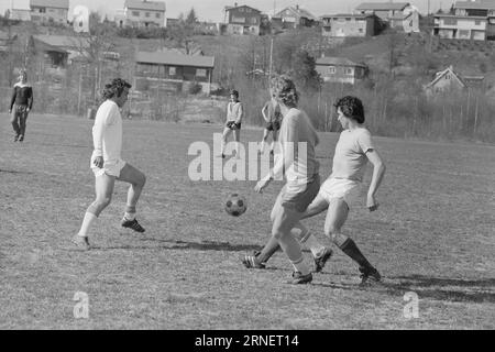 Aktuell 19 - 1974: Jetzt will er Profi werden Tom Lund hat im vergangenen Jahr lukrative Angebote abgelehnt. In diesem Jahr ist er jedoch mehr darauf bedacht, ein Profi zu werden, und er glaubt nicht, dass er seine Chancen vertan hat. Aber zuerst will er sehen, wie Lillestrøm in der 2. Division zurechtkommen kann. Foto: Sverre A. Børretzen / Arve Torkelsen / aktuell / NTB ***FOTO NICHT VERARBEITETES BILD*** dieser Text wurde automatisch übersetzt! Stockfoto