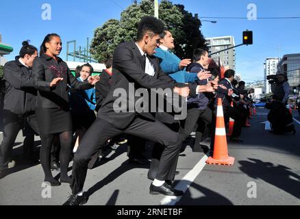 (160704) -- WELLINGTON, 4. Juli 2016 -- Maori-Studenten führen traditionellen Haka-Tanz während einer Parade auf, die die Maori-Sprachwoche in Wellington, Neuseeland, am 4. Juli 2016 feiert. TE Reo Maori (die Maori-Sprache) Fieber hat die Straßen der neuseeländischen Hauptstadt getroffen, und Tausende von Menschen kommen zur Feier der Maori-Sprachwoche vom 4. Bis 10. Juli. ) NEW ZEALAND-WELLINGTON-MAORI LANGUAGE WEEK SuxLiang PUBLICATIONxNOTxINxCHN 160704 Wellington 4. Juli 2016 Maori-Schüler führen traditionellen Haka-Tanz während einer Parade auf, die die Maori Language Week in Wellington New Zeala feiert Stockfoto