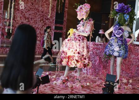 (160704) -- HONG KONG, 4. Juli 2016 -- Menschen sehen ausgestellte Kreationen während der 23. Hong Kong Fashion Week für Frühling/Sommer in Hong Kong, Südchina, 4. Juli 2016. Die Modeschau mit mehr als 1.200 Ausstellern aus 18 Ländern und Regionen startete hier am Montag und dauert bis zum 7. Juli. ) (Yxb) CHINA-HONG KONG-FASHION WEEK (CN) NgxWingxKin PUBLICATIONxNOTxINxCHN 160704 Hong Kong 4. Juli 2016 Prominente Sehen Sie ausgestellte Kreationen während der 23. Hong Kong Fashion Week für den Frühjahrssommer in Hong Kong South China 4. Juli 2016 die Fashion Show mit der Teilnahme von O Stockfoto