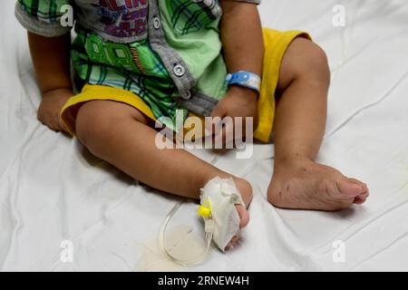 (160705) -- KAIRO, 5. Juli 2016 -- Foto vom 3. Juli 2016 zeigt ein Kind, das eine Chemotherapie im Children's Cancer Hospital Egypt 57357 in Kairo, Ägypten, erhält. Im Herzen der ägyptischen Hauptstadt Kairo erhalten Tausende krebskranke Kinder eine kostenlose Behandlung im Children's Cancer Hospital Egypt 57357, dem größten Kinderkrebskrankenhaus der Welt. Kinderkrebskrankenhaus Ägypten 57357 mit 13 Einheiten gilt als Paradies für krebskranke Kinder nicht nur aus Ägypten, sondern auch aus dem Nahen Osten und Afrika. Das Krankenhaus wurde 2007 erbaut und ist vollständig von der Spende abhängig Stockfoto