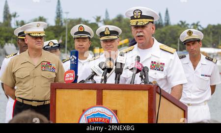 (160706) -- HAWAII, 6. Juli 2016 -- der Kommandant der US-Pazifikflotte, Admiral Scott Swift (2. R) und Wang Sheqiang (4. R), kommandierender Offizier der chinesischen Formation, nehmen am 5. Juli 2016 an einer Pressekonferenz in Pearl Harbor, Hawaii, USA, Teil. Admiral Scott Swift, Befehlshaber der US-amerikanischen Pazifikflotte, sagte auf einer Pressekonferenz der von den USA geführten Übung zum Pazifischen Rand (RIMPAC) am Dienstag, dass Inklusivität, Kontinuität und Ort die drei Schlüsselelemente der Übung in diesem Jahr sind. ) U.S.-HAWAII-RIMPAC-PRESSEKONFERENZ EugenexTanne PUBLICATIONxNOTxINxCHN 160706 Hawaii 6. Juli 2016 U S Pacific Fleet Stockfoto