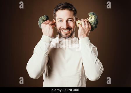 Brokkoli kommt aus den Ohren, aber er hat nicht genug von diesem gesunden Gemüse Stockfoto