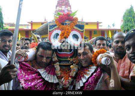 AGARTALA, 6. Juli 2016 – Hindu-Priester tragen das Idol von Lord Jagannath auf den Wagen während der Feierlichkeiten des Rath Yatra Festivals in Agartala, der Hauptstadt des indischen nordöstlichen Bundesstaates Tripura am 6. Juli 2016. Rath Yatra ist ein jährlich stattfindendes Festival, bei dem Anhänger einen Wagen von Lord Jagannatha, seinem Bruder Balabhadra und seiner Schwester Subhadra ziehen. INDIEN-AGARTALA-RATH YATRA FESTIVAL Stringer PUBLICATIONxNOTxINxCHN Agartala 6. Juli 2016 hinduistische Priester tragen das Idol von Lord Jagannath während der Feierlichkeiten des Rath Yatra Festivals in Agartala, der Hauptstadt des indischen Nordoststaates Stockfoto