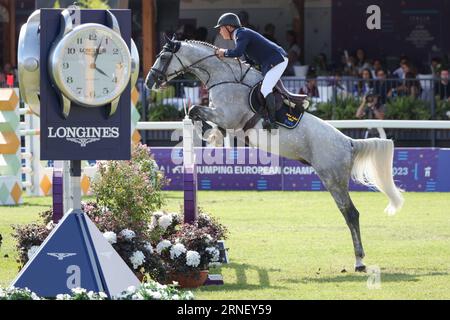 Mailand, Italien. September 2023. Reitsport: Europameisterschaft, Springreiten, 3. Wettbewerb, 2. Runde Nationenpokal (Einzelperson und Team). Der Springreiter Rolf-Göran Bengtsson aus Schweden fährt Zuccero. Quelle: Friso Gentsch/dpa/Alamy Live News Stockfoto